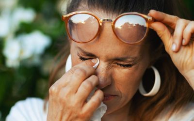 mulher com alergia ocular