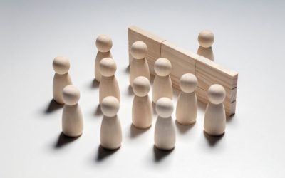 bonecos a representar uma pessoa com ansiedade social